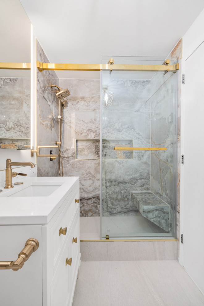 Bild på ett mellanstort funkis vit vitt en-suite badrum, med skåp i shakerstil, vita skåp, en dusch i en alkov, en bidé, flerfärgad kakel, porslinskakel, vita väggar, klinkergolv i porslin, ett undermonterad handfat, bänkskiva i kvarts, beiget golv och dusch med skjutdörr