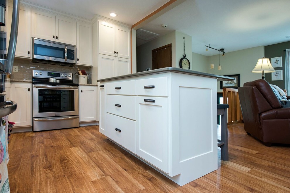 Transitional kitchen photo in Columbus