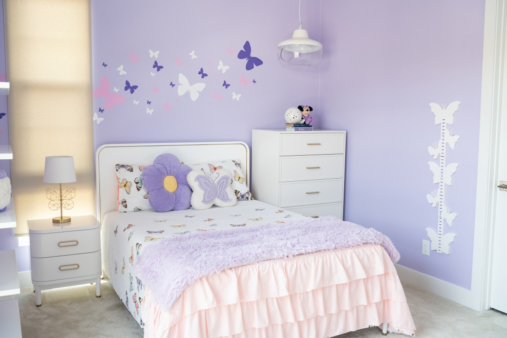 На фото: гостевая спальня среднего размера, (комната для гостей) в стиле модернизм с фиолетовыми стенами, ковровым покрытием и бежевым полом с