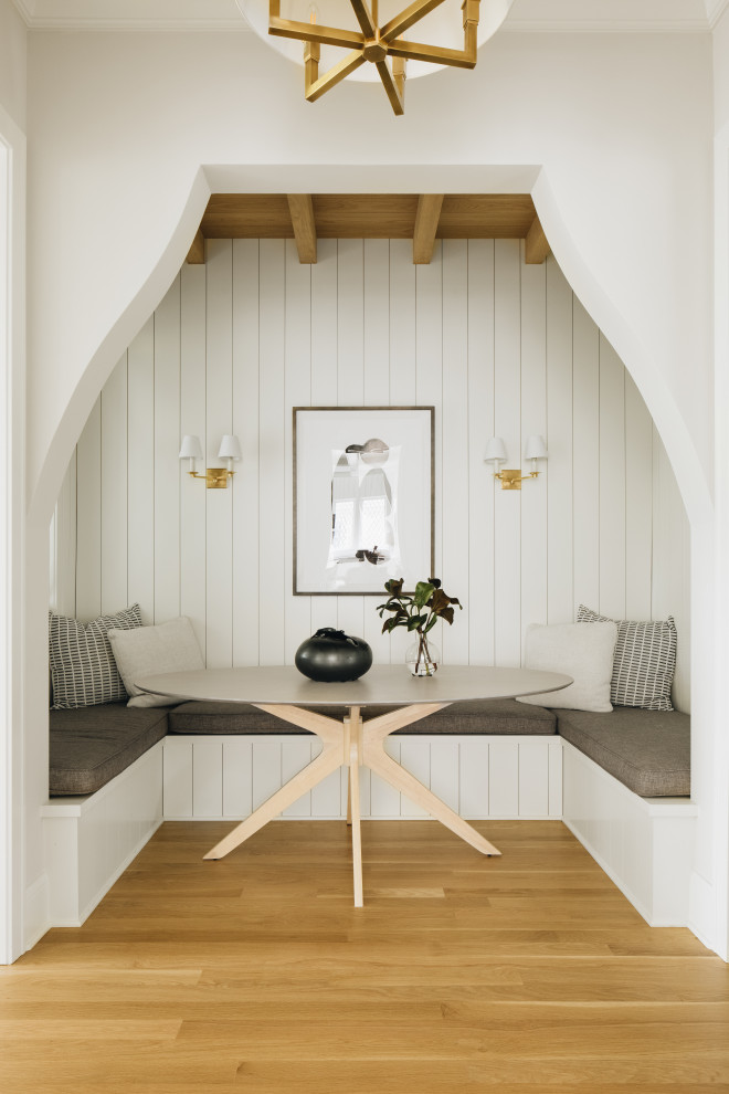 На фото: столовая в стиле неоклассика (современная классика) с с кухонным уголком, белыми стенами, паркетным полом среднего тона, коричневым полом, балками на потолке и стенами из вагонки