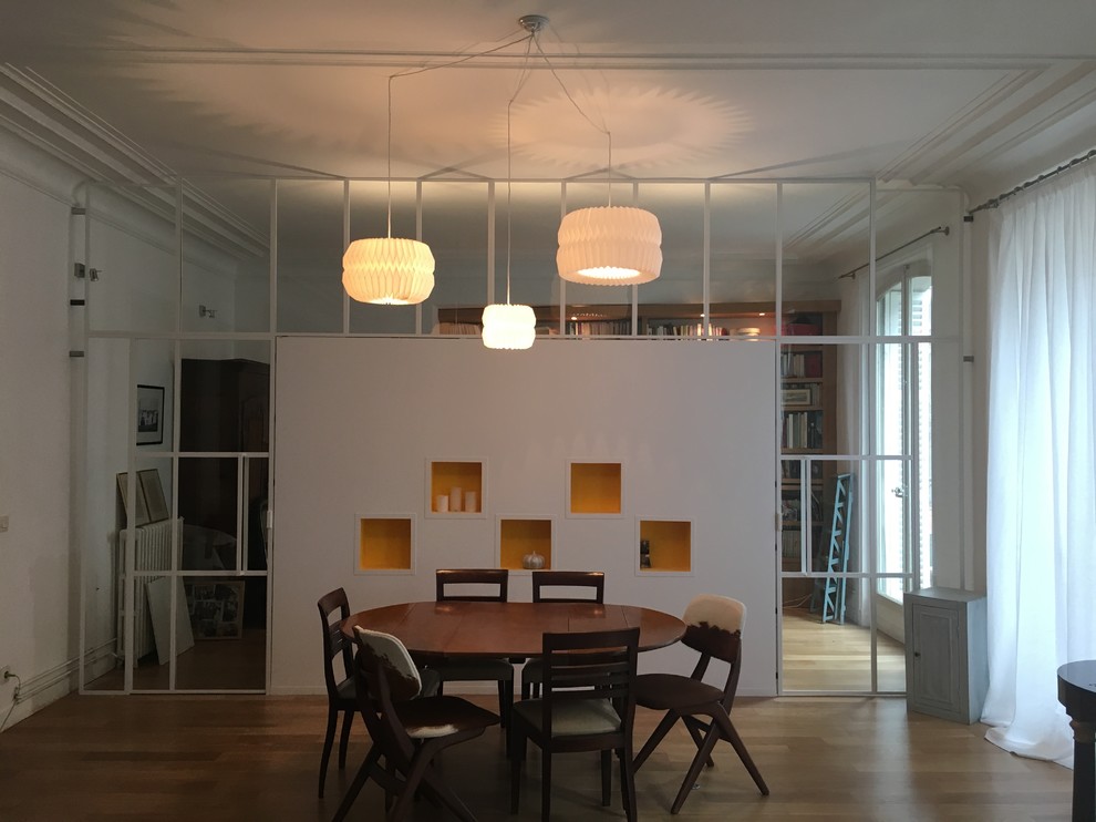 Salle à manger ouverte sur le salon?[Inspiration pour salle à manger ouverte sur le salon With un mur blanc, parquet clair, aucune cheminée and un sol marron.]:[Inspiration pour salles à manger ouvertes sur le salon With un mur blanc, parquet clair, aucune cheminée and un sol marron.]