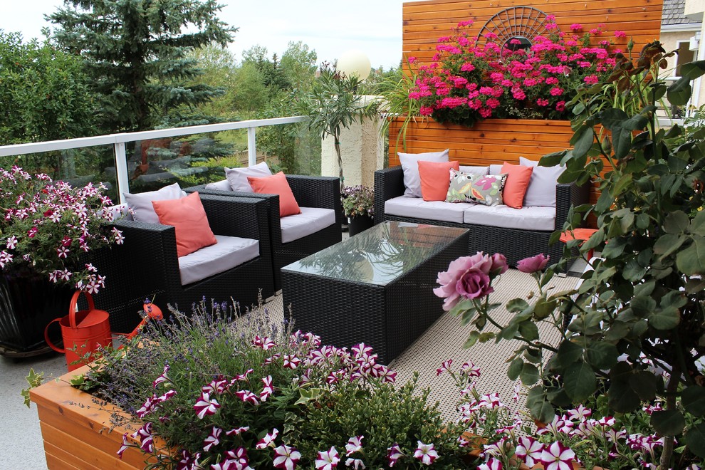 Inspiration for a mid-sized contemporary balcony in Calgary with no cover.