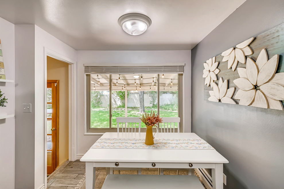 Стильный дизайн: кухня-столовая в стиле фьюжн с серыми стенами, полом из ламината и серым полом - последний тренд
