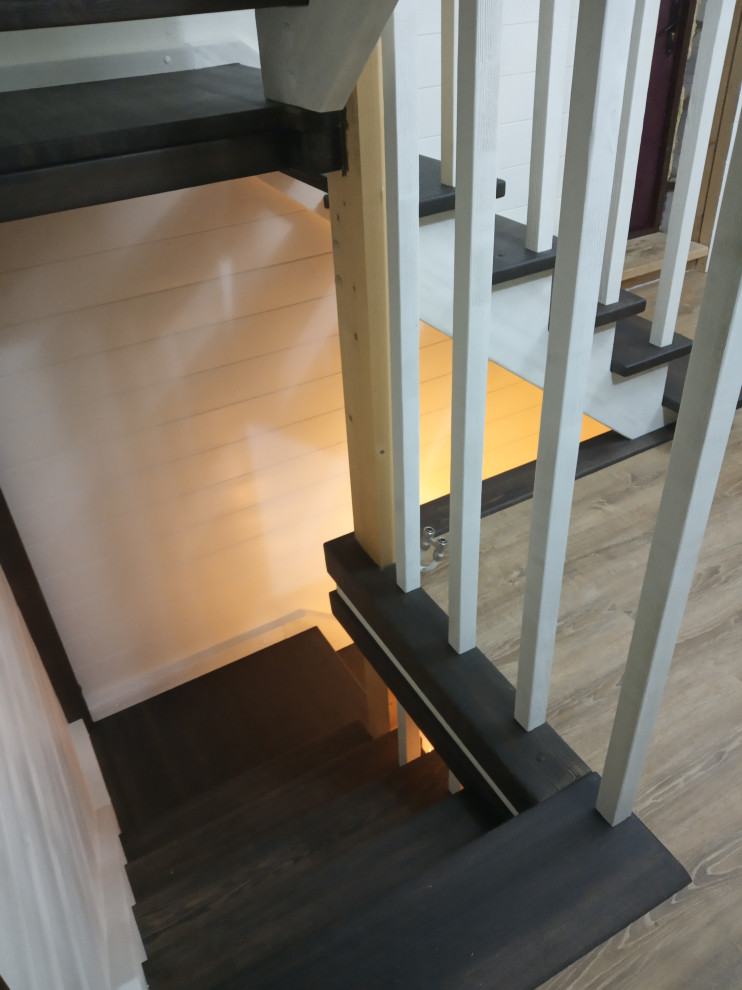 Лестница четырёх-маршевая из лиственницы