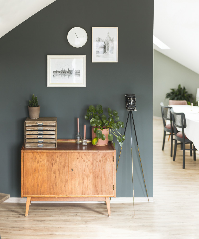 Diseño de sala de estar abierta retro extra grande sin televisor con paredes grises, suelo de madera clara y suelo beige