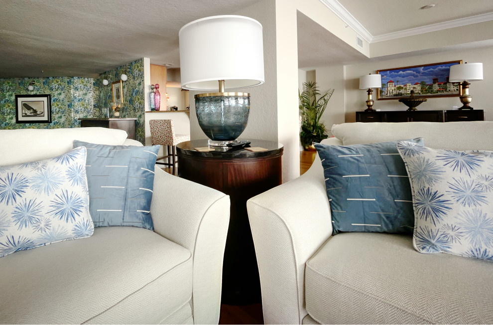 Идея дизайна: огромная гостиная-столовая в морском стиле с серыми стенами, полом из бамбука, оранжевым полом и обоями на стенах