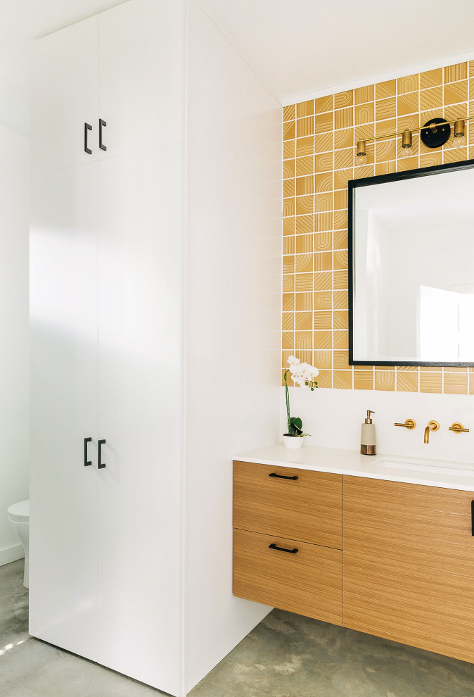 Idée de décoration pour une salle d'eau vintage en bois clair avec un carrelage jaune, des carreaux de céramique, un mur blanc, sol en béton ciré, un lavabo encastré, un plan de toilette en quartz modifié, un plan de toilette blanc, meuble simple vasque et meuble-lavabo suspendu.
