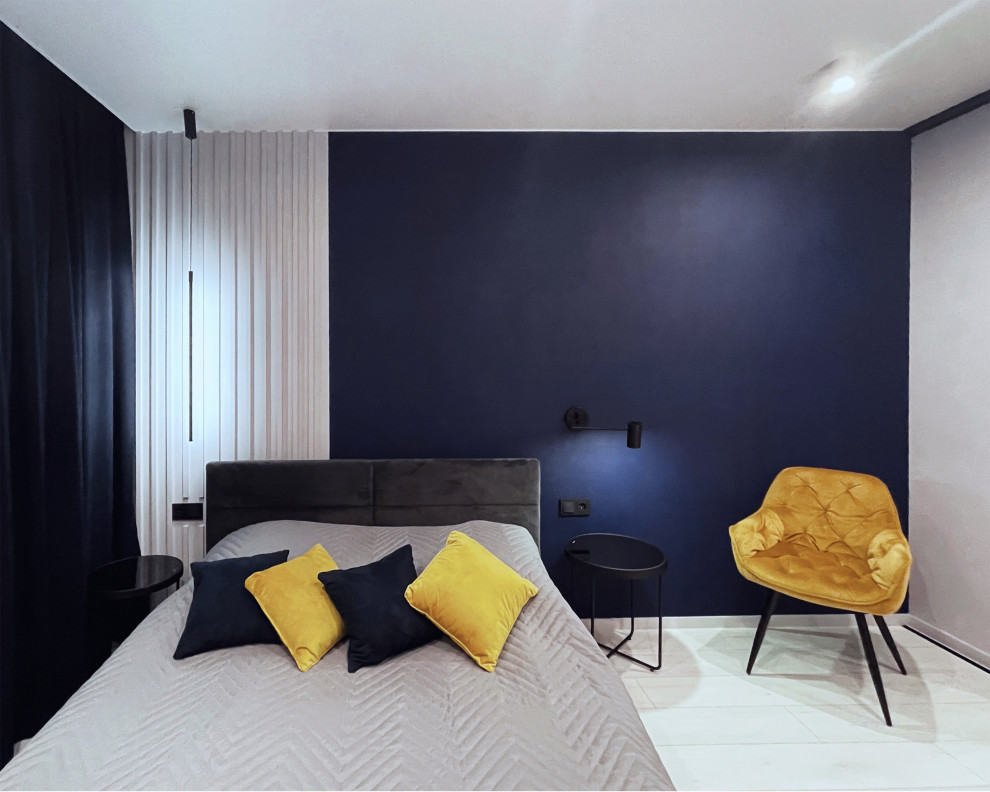 Kleines Modernes Hauptschlafzimmer mit grauer Wandfarbe, Laminat und weißem Boden in Sonstige