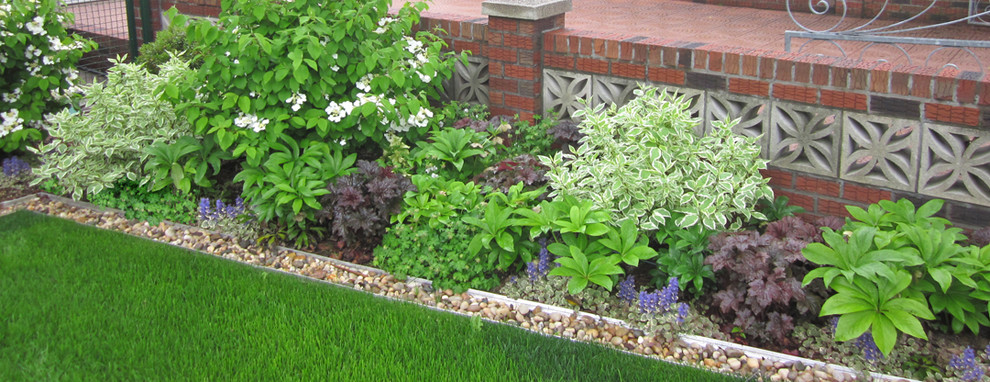 Photo of a mid-sized modern side yard garden in New York with gravel.