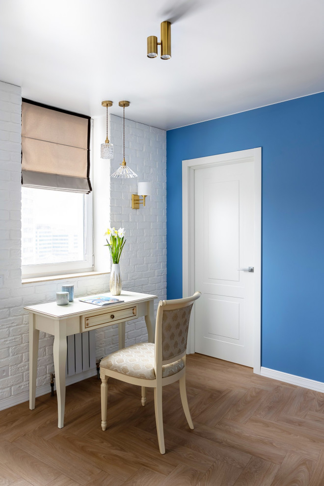 Modelo de salón para visitas blanco y madera clásico renovado de tamaño medio sin televisor con paredes azules, suelo de madera en tonos medios, suelo beige y ladrillo