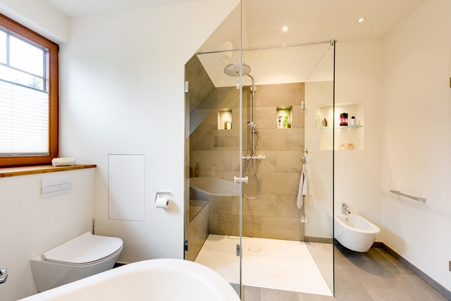 Glasfronten In Der Geraumigen Duschkabine Modern Badezimmer Hamburg Von Ellerbrock Bad Und Kuche Gmbh