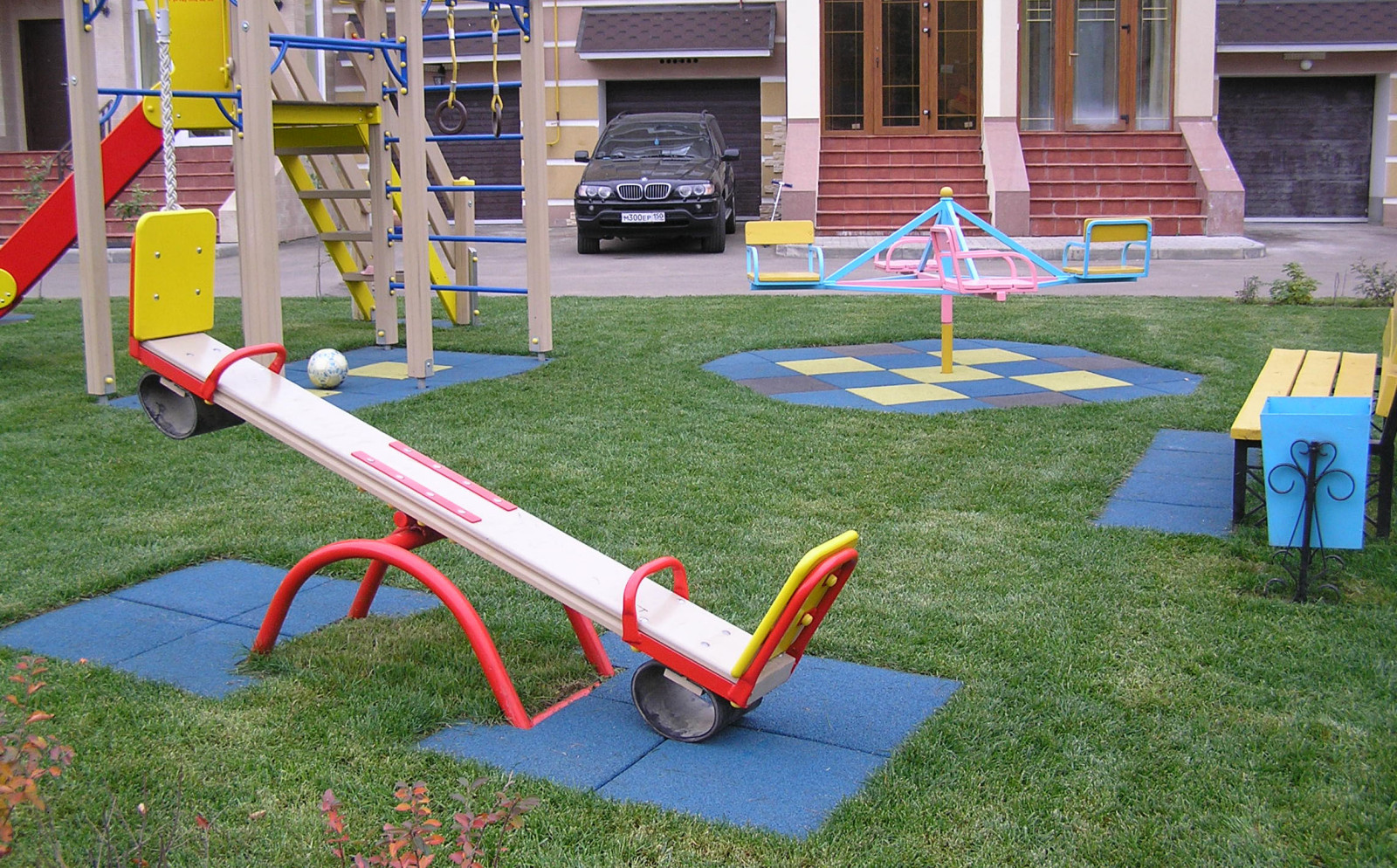 Детская площадка газон/резина