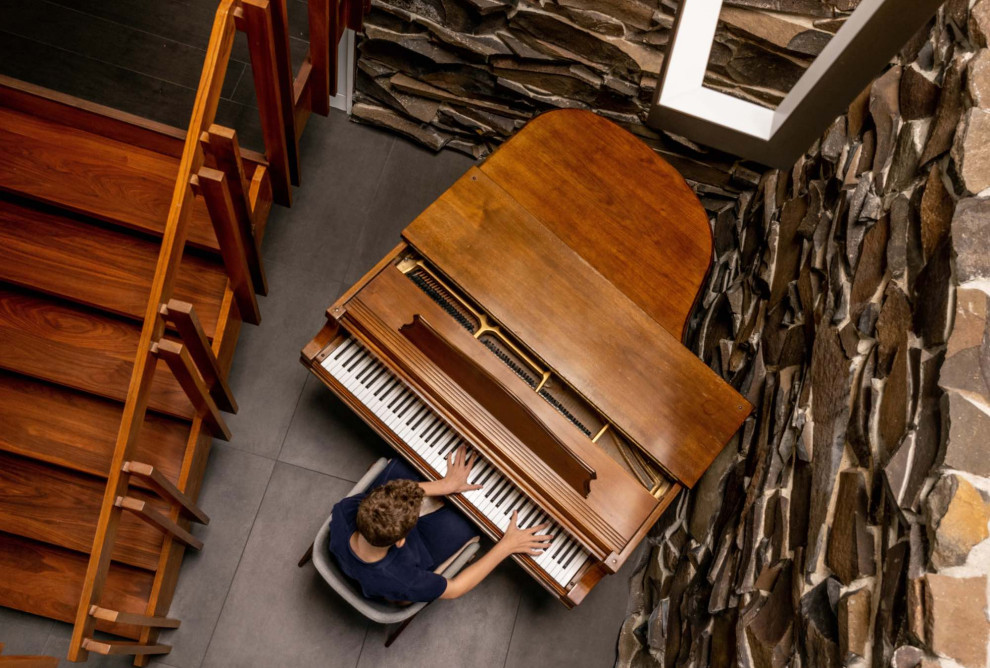 Staircase - modern staircase idea in Seattle
