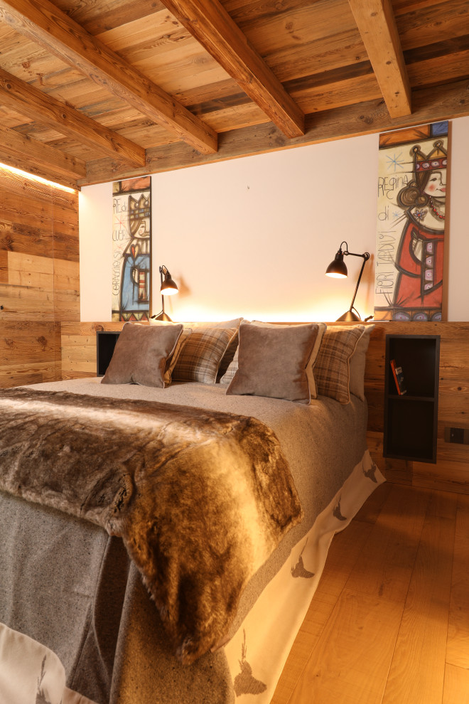 Rustikales Schlafzimmer mit brauner Wandfarbe, braunem Holzboden, braunem Boden, freigelegten Dachbalken, Holzdecke und Holzwänden in Sonstige
