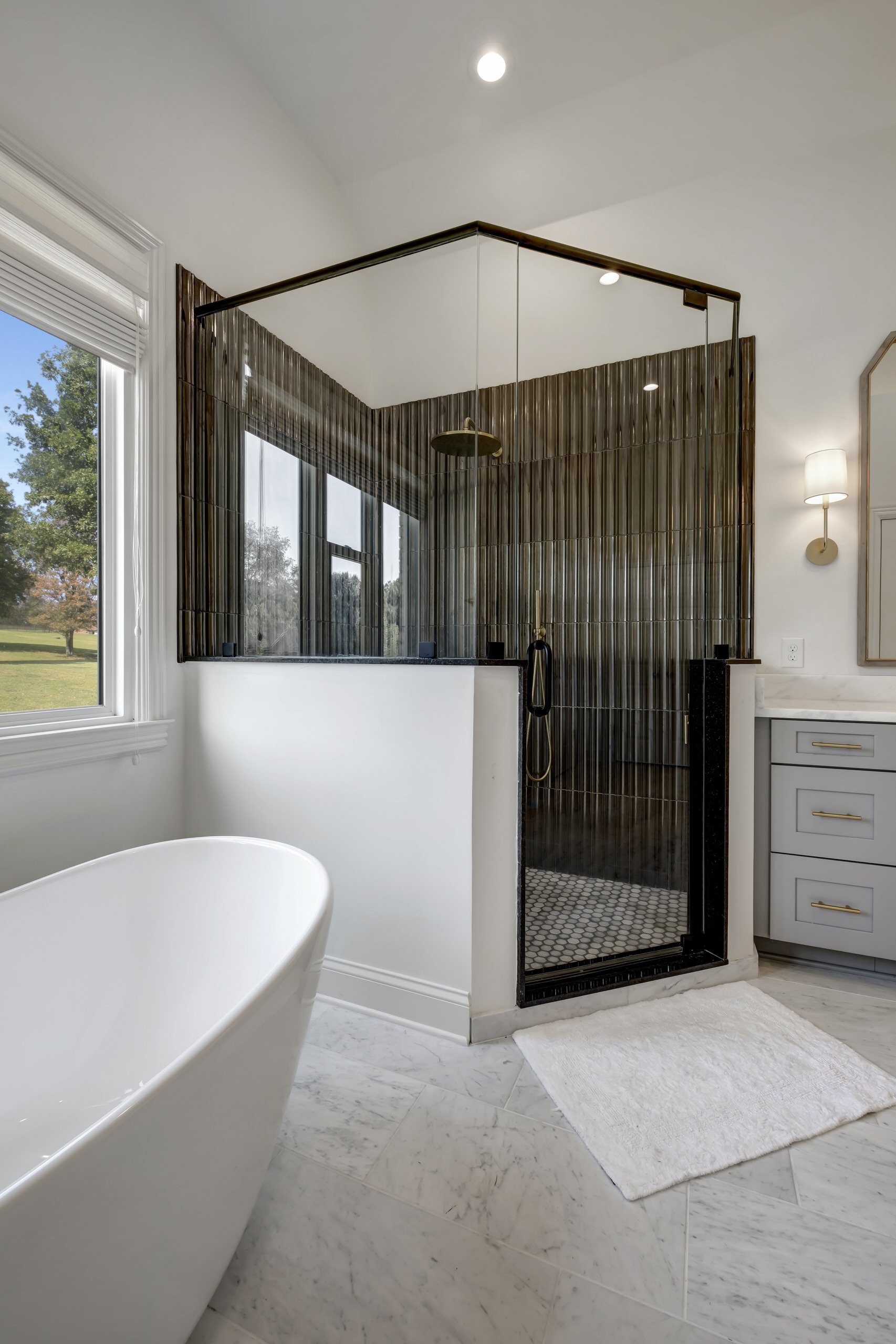 Elegant tile bath