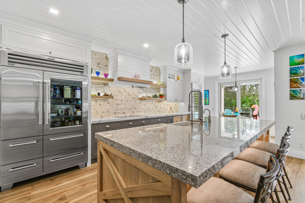 Источник вдохновения для домашнего уюта: прямая кухня-гостиная в стиле лофт с фасадами в стиле шейкер, серыми фасадами, столешницей из переработанного стекла и островом