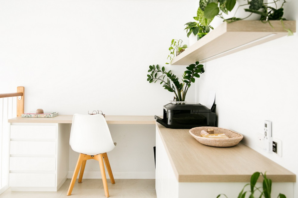 Idéer för små maritima arbetsrum, med vita väggar, klinkergolv i keramik och ett inbyggt skrivbord