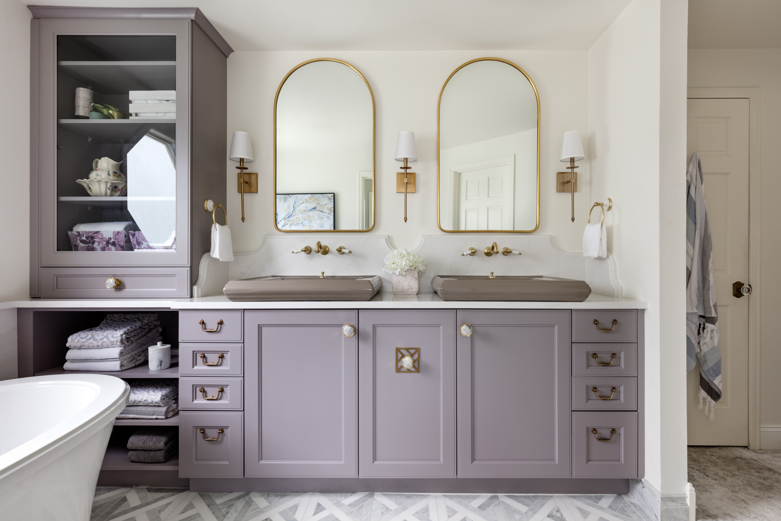 Bathroom of the Week: English Cottage Charm With Lavender Hues, image size:2560x1706
