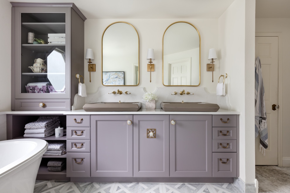 Пример оригинального дизайна: большая главная ванная комната в классическом стиле с фасадами с утопленной филенкой, фиолетовыми фасадами, отдельно стоящей ванной, двойным душем, унитазом-моноблоком, белой плиткой, мраморной плиткой, белыми стенами, мраморным полом, настольной раковиной, столешницей из искусственного кварца, серым полом, душем с распашными дверями, белой столешницей, тумбой под две раковины и встроенной тумбой