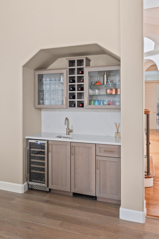 Example of a transitional home design design in Tampa