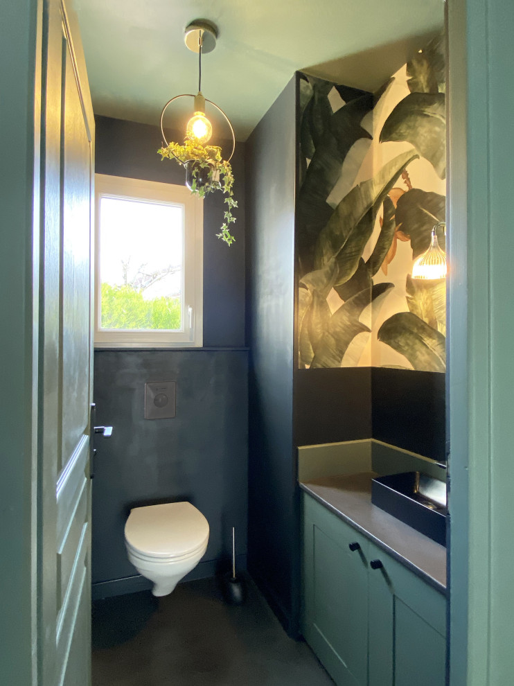 Идея дизайна: туалет в современном стиле с зелеными фасадами, инсталляцией, бетонным полом, накладной раковиной, столешницей из бетона, черным полом и черной столешницей