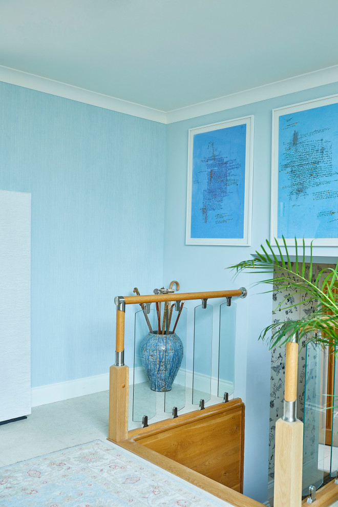 Идея дизайна: фойе среднего размера в стиле фьюжн с синими стенами, полом из керамогранита, одностворчатой входной дверью, белой входной дверью, бежевым полом и обоями на стенах