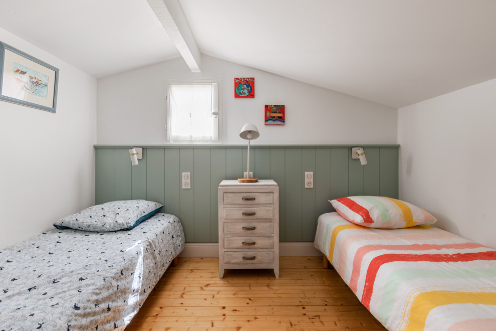 Идея дизайна: нейтральная детская среднего размера в морском стиле с спальным местом, белыми стенами, светлым паркетным полом, коричневым полом, балками на потолке и стенами из вагонки
