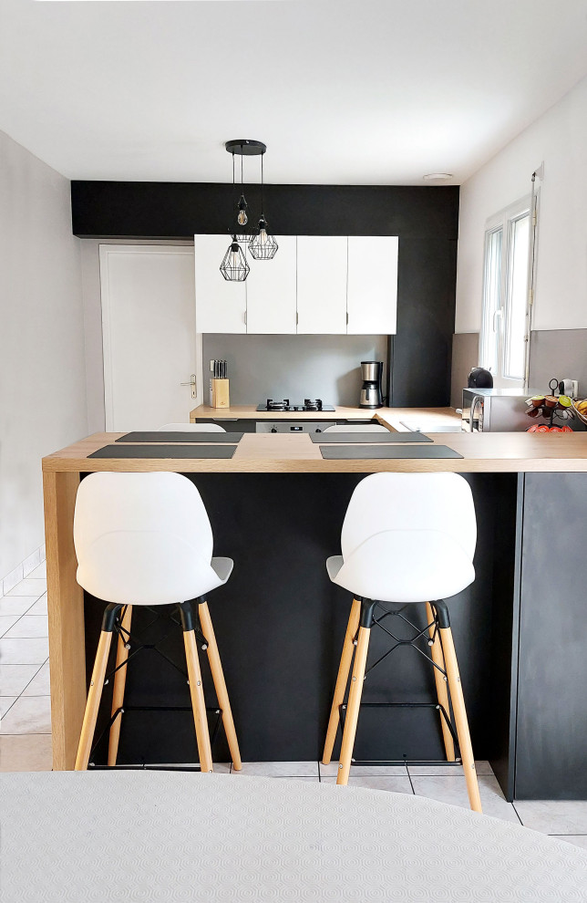Große Moderne Wohnküche ohne Insel in U-Form mit Waschbecken, flächenbündigen Schrankfronten, schwarzen Schränken und Laminat-Arbeitsplatte in Rennes