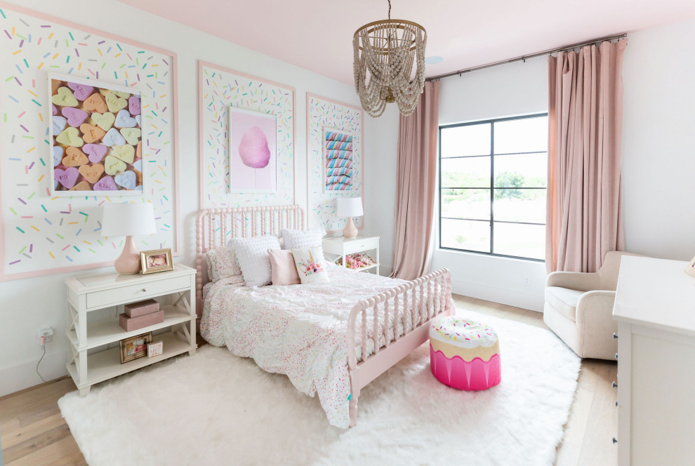 Imagen de dormitorio infantil costero de tamaño medio con paredes blancas, suelo de madera clara y suelo beige