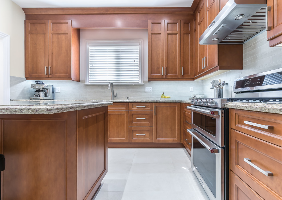 Transitional kitchen photo in Toronto