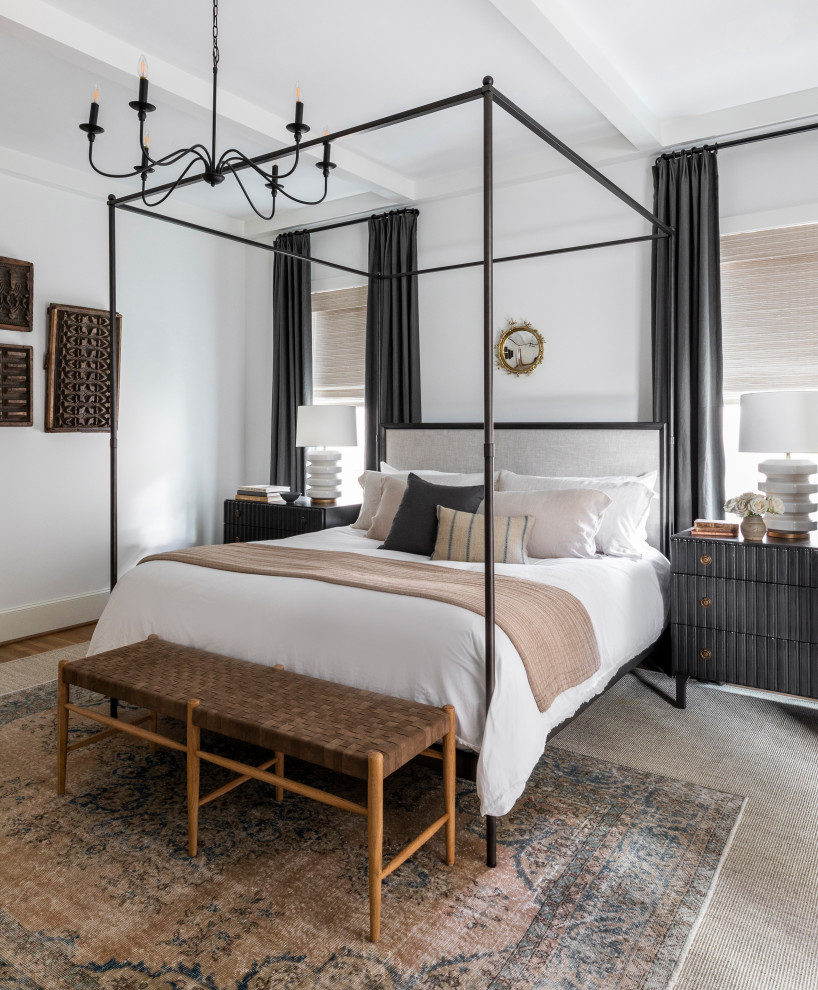 Пример оригинального дизайна: спальня в стиле неоклассика (современная классика) с белыми стенами, ковровым покрытием и серым полом
