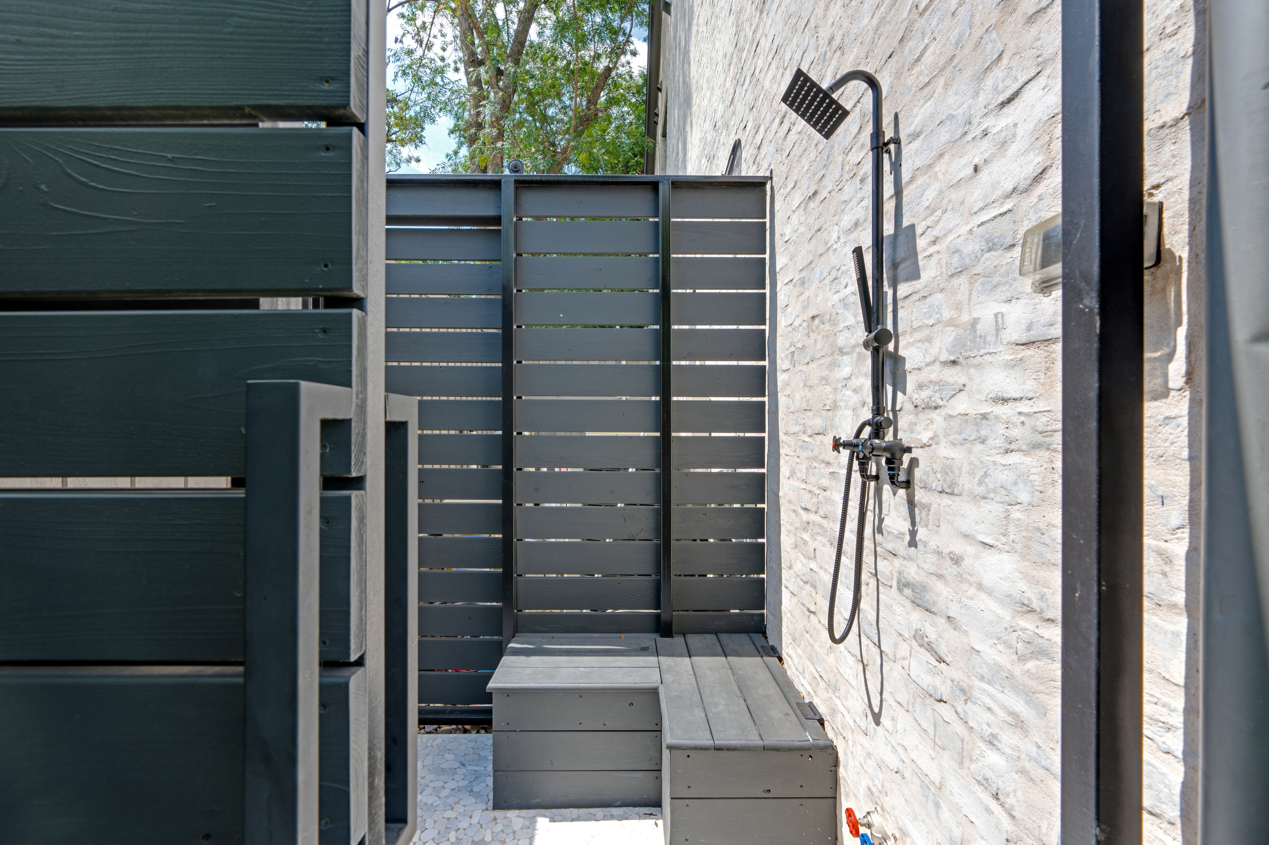 BLUFFVIEW MODERN OASIS
