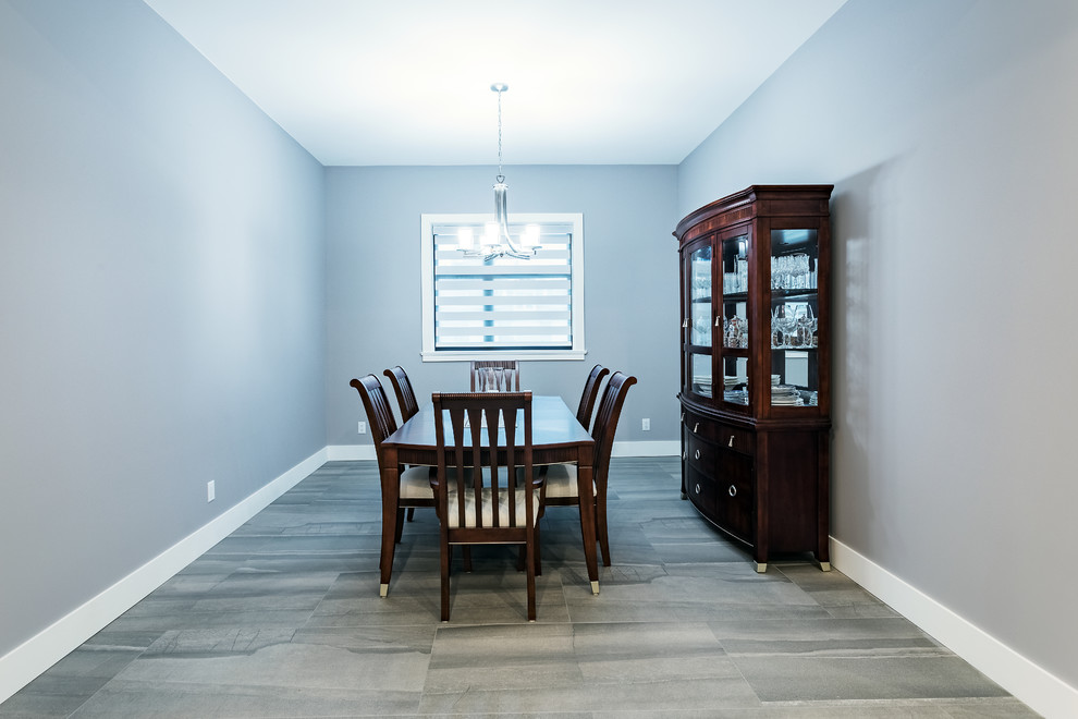 Idee per un'ampia sala da pranzo aperta verso la cucina moderna con pareti blu, pavimento in gres porcellanato e pavimento multicolore