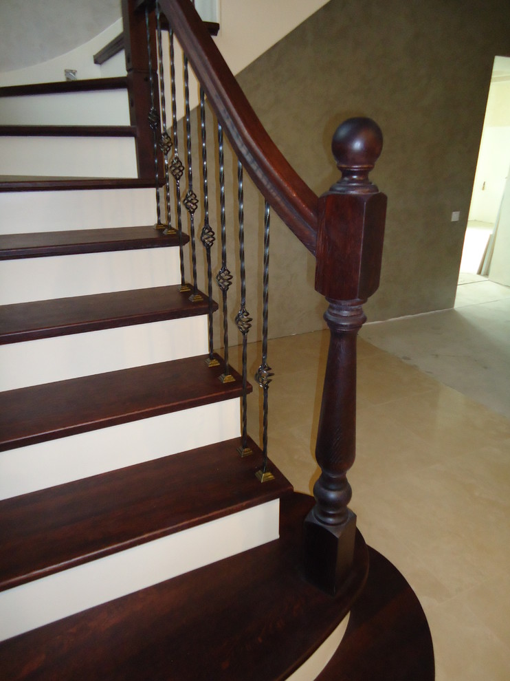 комбинированная лестница дуб-сосна