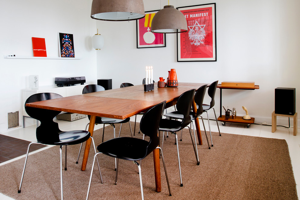 Photo of a mid-sized midcentury separate dining room in Copenhagen with white walls and painted wood floors.