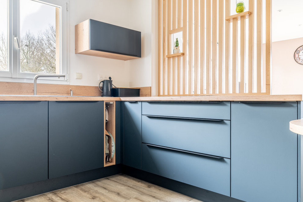 Foto på ett mellanstort funkis kök, med blå skåp, laminatbänkskiva och en köksö