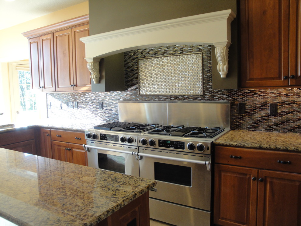 Transitional kitchen photo in Chicago
