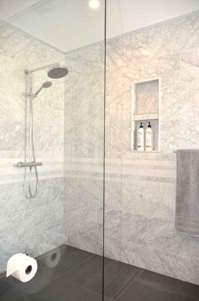 Small contemporary master wet room bathroom in Ottawa with flat-panel cabinets, grey cabinets, a one-piece toilet, beige tile, porcelain tile, white walls, porcelain floors, an integrated sink, quartzite benchtops and an open shower.