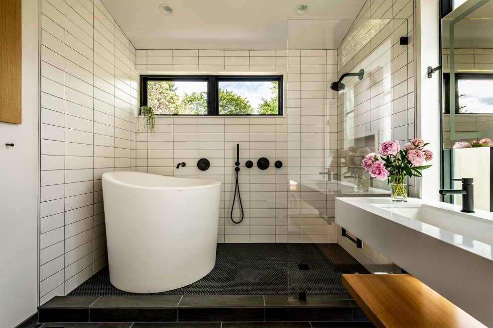 Foto de cuarto de baño principal contemporáneo con bañera exenta y ducha abierta