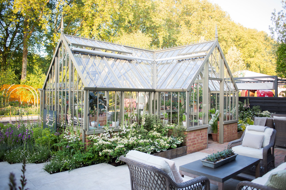 Inspiration för mellanstora klassiska fristående garager och förråd, med växthus
