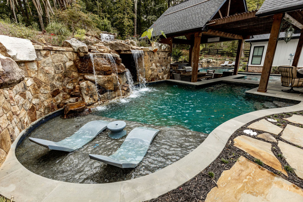 Пример оригинального дизайна: большой естественный ландшафтный бассейн произвольной формы на заднем дворе в классическом стиле