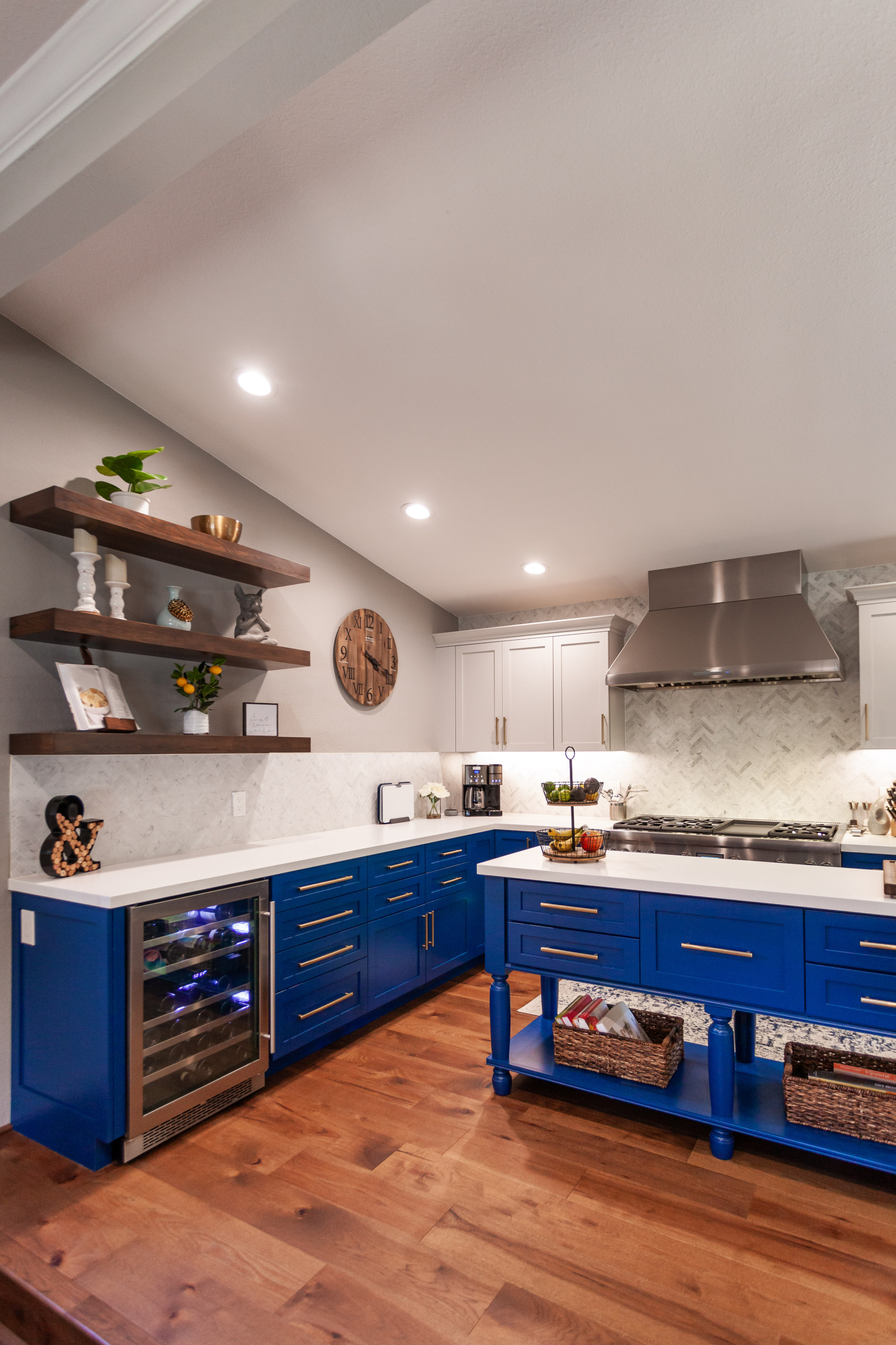 Stunning Kitchen w Blue Island
