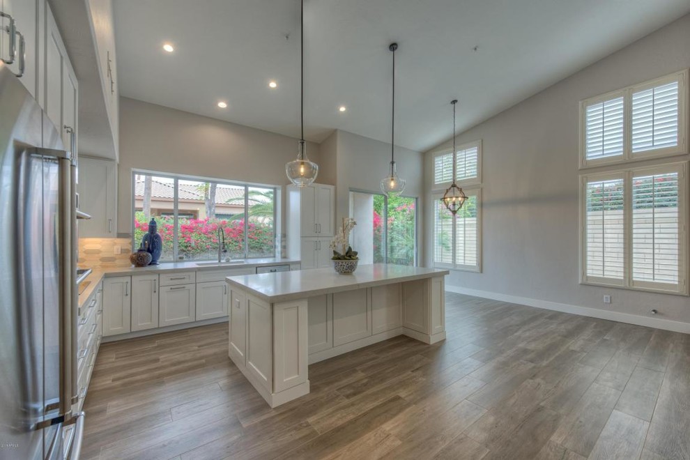 Example of a transitional home design design in Phoenix