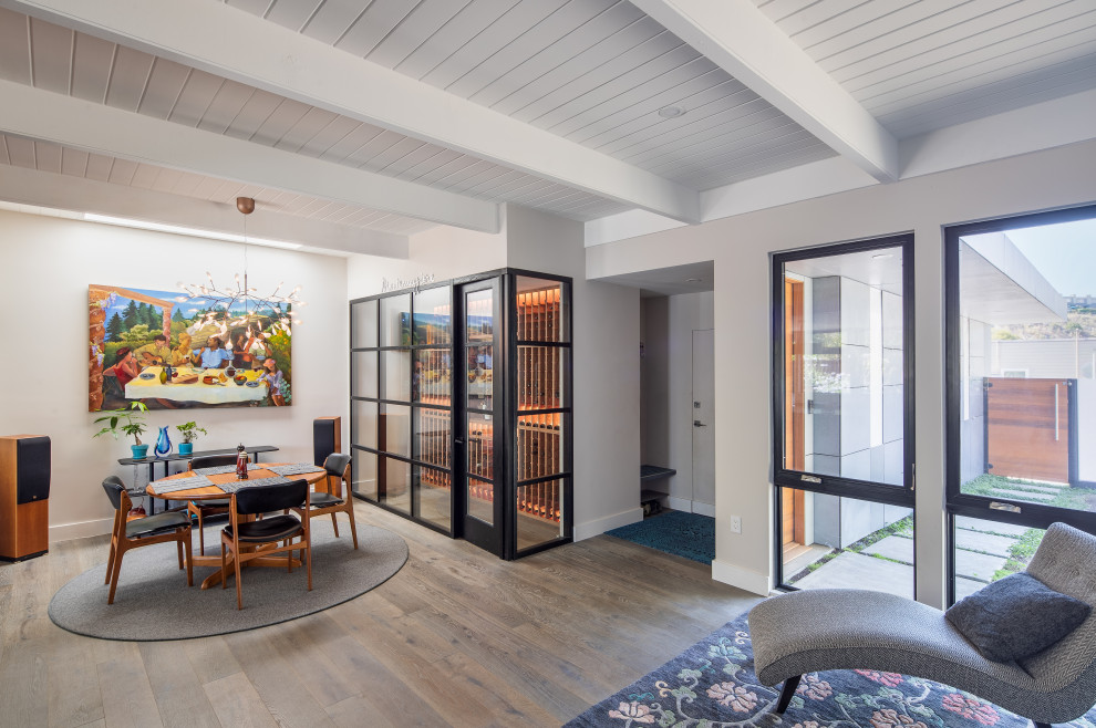 Idee per un soggiorno moderno di medie dimensioni e aperto con pareti bianche, parquet chiaro, pavimento grigio e travi a vista