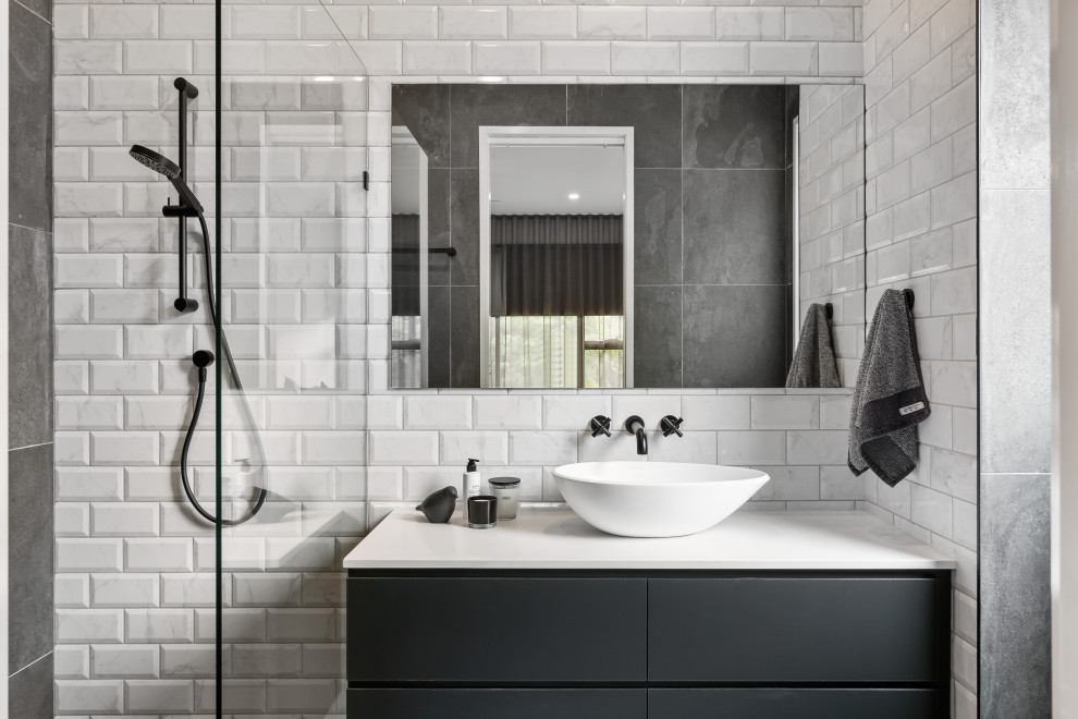This is an example of a contemporary bathroom in Brisbane.