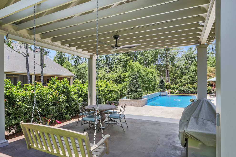 Transitional pool photo in New Orleans