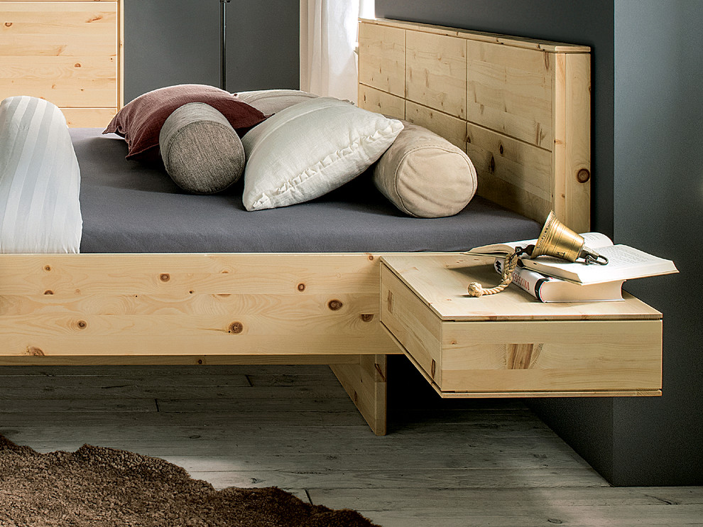 Modernes Schlafzimmer mit grauer Wandfarbe und hellem Holzboden in Stuttgart