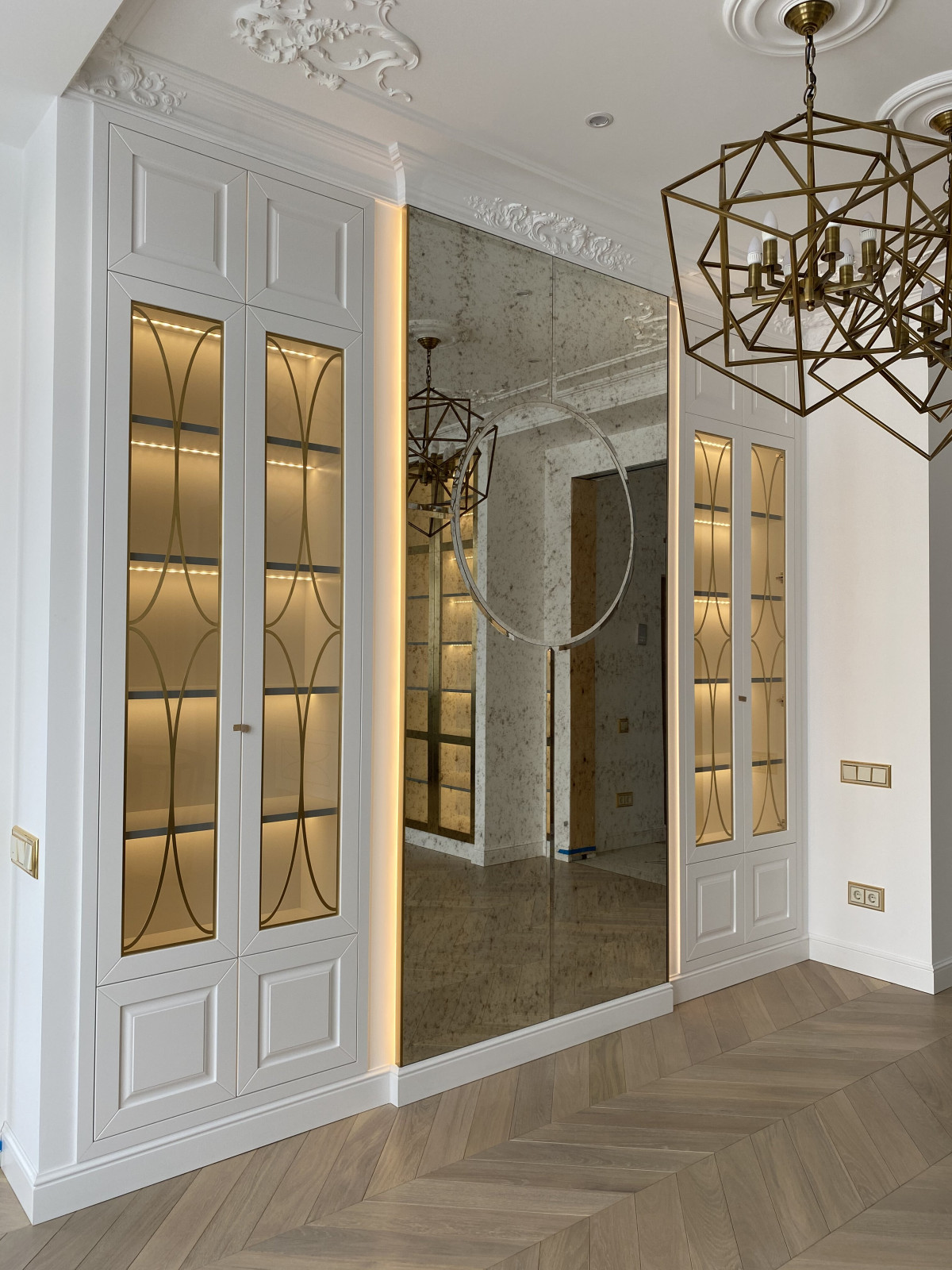 Витрины. Зеркальное панно.