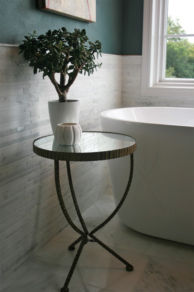 Example of a transitional home design design in Milwaukee