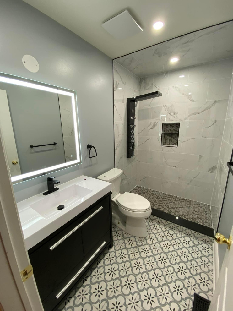 Пример оригинального дизайна: ванная комната среднего размера с черными фасадами, мраморной плиткой, белой столешницей, тумбой под одну раковину и напольной тумбой